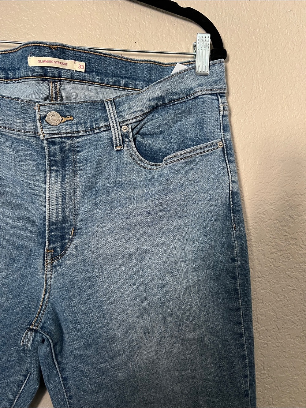 Levi’s Slimming Straight Jeans Size 33 Medium Wash - Picture 3 of 5